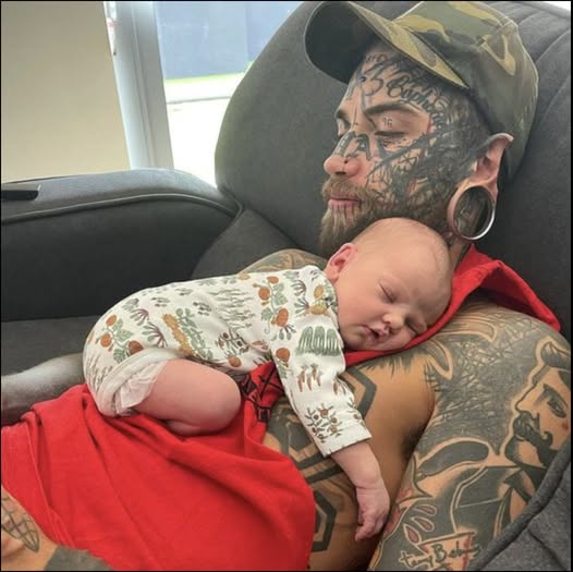 24-year-old dad, whose body is completely covered with more than 200 tattoos, removed them for the sake of his baby daughter … Better sit down before seeing him today Check 1st comment