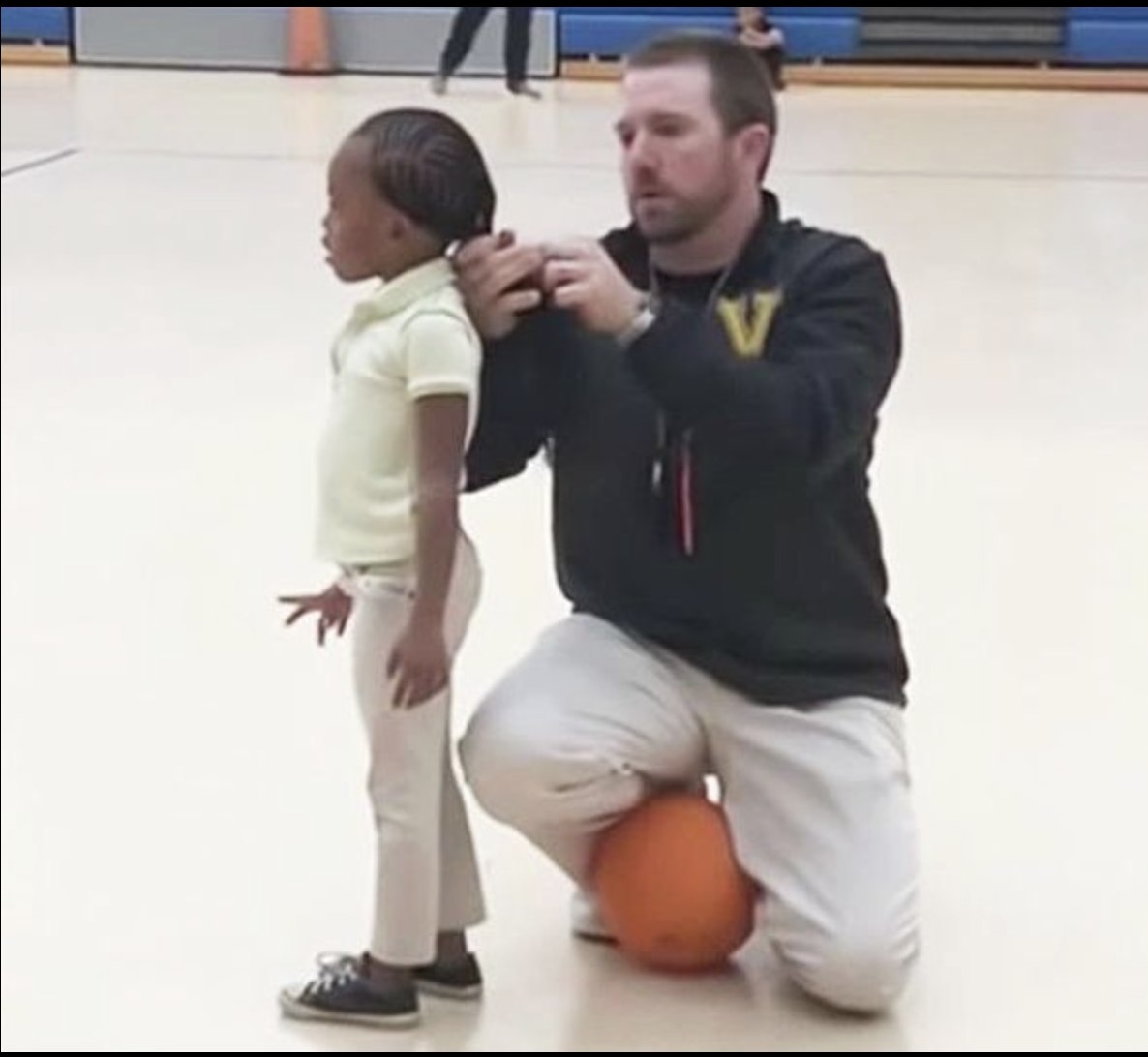 Coach goes viral online for this one act during kidsโ basketball game